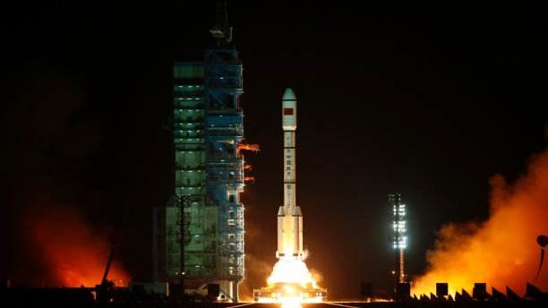 The Long March II-F rocket loaded with China's unmanned space module Tiangong-1 lifts off from the launch pad in the Jiuquan Satellite Launch Center, Gansu province September 29, 2011. China successfully launched an experimental craft paving the way for its first space station on Thursday amid a blaze of national pride, bringing the growing Asian power closer to matching the United States and Russia with a long-term manned outpost in space.   REUTERS/Petar Kujundzic (CHINA - Tags: SCIENCE TECHNOLOGY TPX IMAGES OF THE DAY) - GM1E79T1PE701