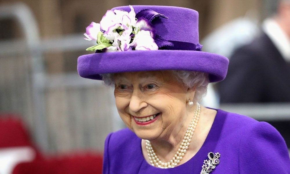 1518452205 queen elizabeth has declared war on plastic 1000x600 - Queen Elizabeth has declared war - on plastic