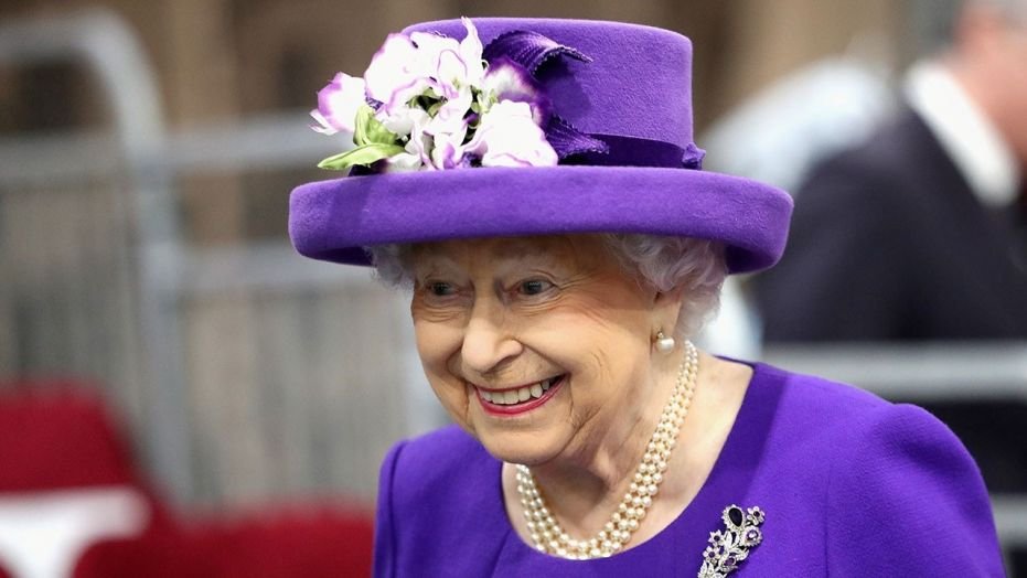 queen elizabeth has declared war on plastic - Queen Elizabeth has declared war - on plastic