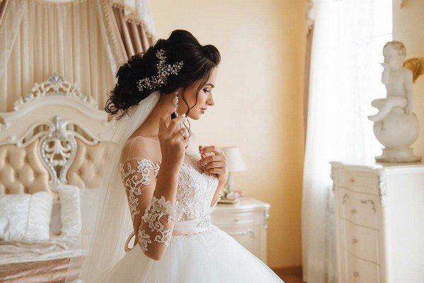 bridal-makeup-kit-beautiful-bride-with-perfume