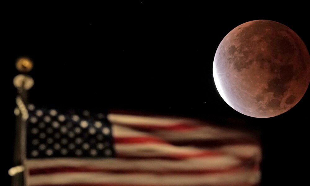 Partial lunar eclipse stuns viewers worldwide