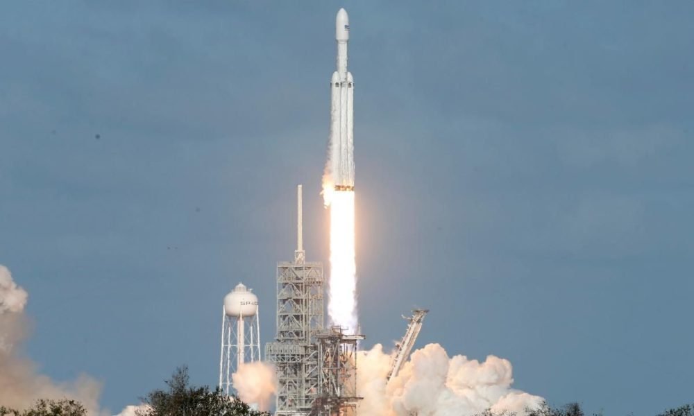1517961687 spacex falcon heavy rocket launches successfully 1000x600 - SpaceX Falcon Heavy rocket launches successfully